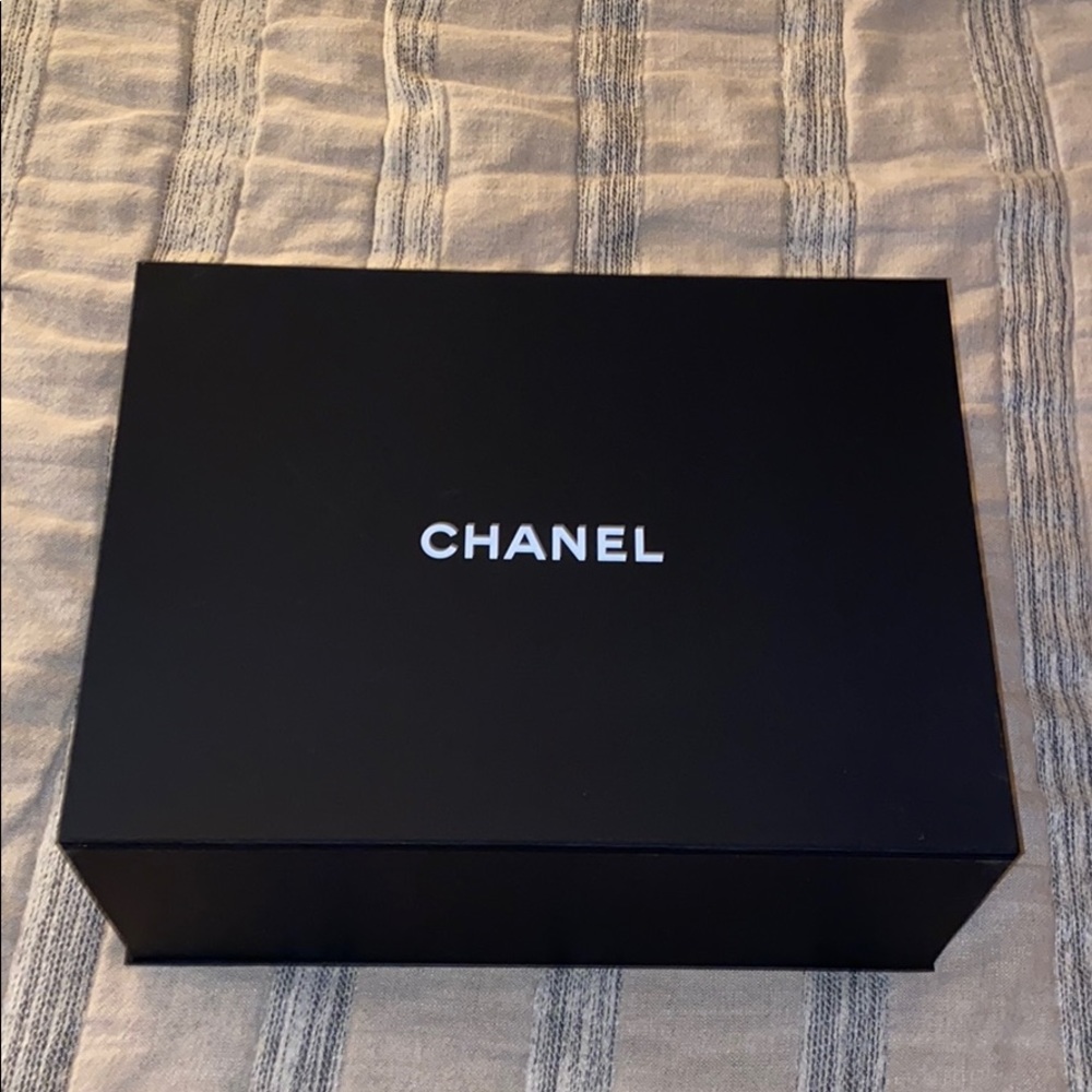 CHANEL Large Box with Ribbon and 2 Flowers